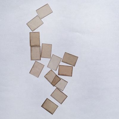 Temperatura forno Contenuto di CaO % 0,4-0,6 0,5 mm Rubino verde Mica foglio con forma personalizzata